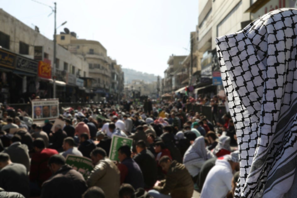 أشخاص يشاركون في مظاهرة دعما للفلسطينيي غزة في عمّان، الأردن، 24 نوفمبر/تشرين الثاني 2023. 