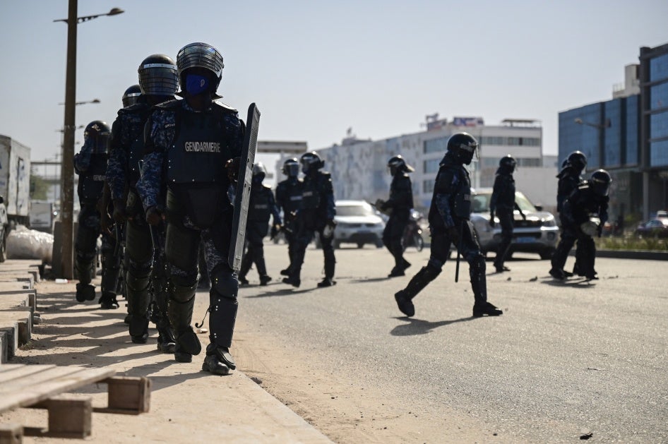 Des gendarmes affrontent des manifestants lors d’une manifestation contre le report de l’élection présidentielle du 25 février à Dakar, au Sénégal, le 4 février 2024.
