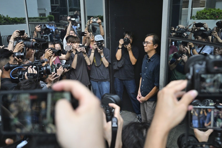 已被关闭的香港《立场新闻》前总编钟沛权遭政治动机定罪后被获准保释，香港，2024年8月29日。
