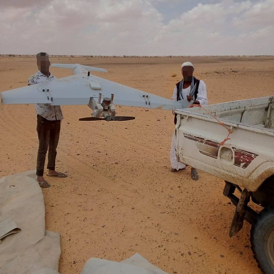أفراد من القوات المسلحة السودانية مع مسيّرة هجومية أحادية الاتجاه غير منفجرة مصدرها "قوات الدعم السريع"، مأخوذة من موقع هجوم على مبنى حكومي في القضارف، السودان، 11 يوليو/تموز 2024. 