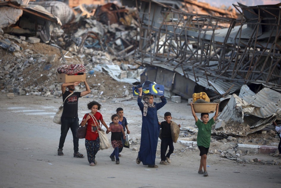 Palestinesi sfollati lasciano il campo profughi di al-Bureji, nella parte centrale di Gaza, dopo che l’esercito Israeliano ha emesso un nuovo ordine di evacuazione, il 28 luglio, 2024. © 2024 Majdi Fathi/NurPhoto via AP