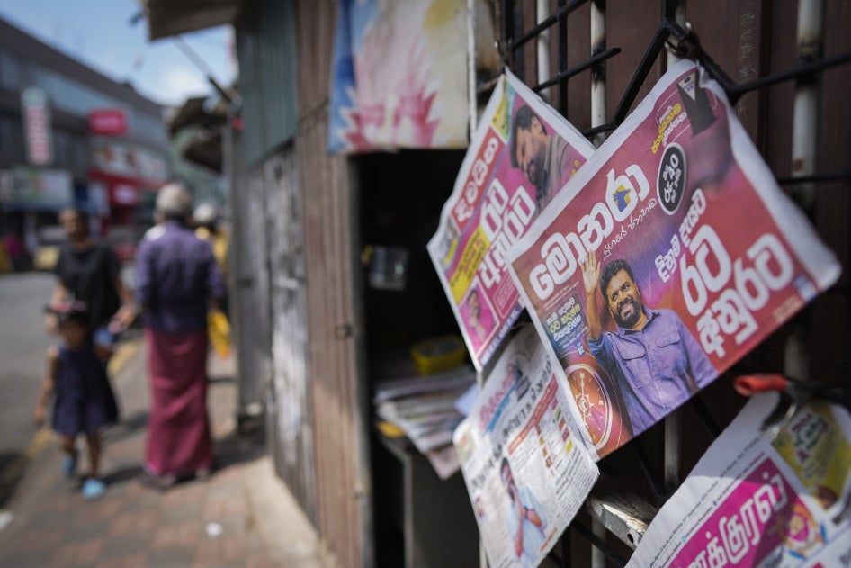 ජනපතිවරණයෙන් තේරී පත් වූ අනුර කුමාර දිසානායක පෙන්වන පුවත්පත් මුල් පිටු. කොළඹ, ශ්‍රී ලංකාව, 2024 සැප්තැම්බර් 23