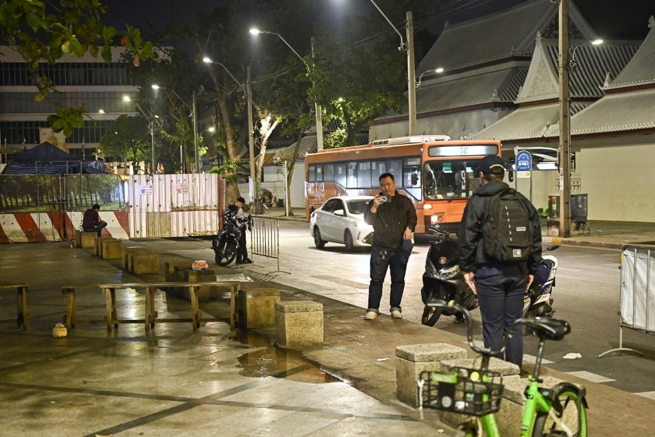 Des membres du Bureau central d'enquête thaïlandais examinaient le lieu où Lim Kimya, un ancien membre du parlement cambodgien, a été abattu à Bangkok, le 7 janvier 2025.