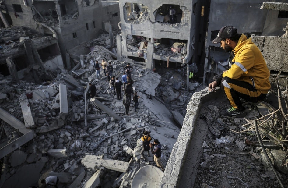 فلسطينيون يتفقدون الأضرار إثر غارة إسرائيلية على مخيم النصيرات للاجئين في وسط قطاع غزة، 7 ديسمبر/كانون الأول 2024. 
