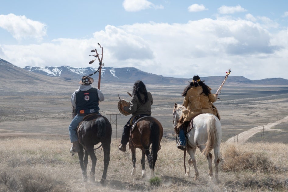 Los jinetes de oración de las Tribus Numu/Nuwu y Newe observan la construcción en curso que está destruyendo la tierra sagrada de Peehee Mu'huh. Nevada, 26 de marzo de 2024.