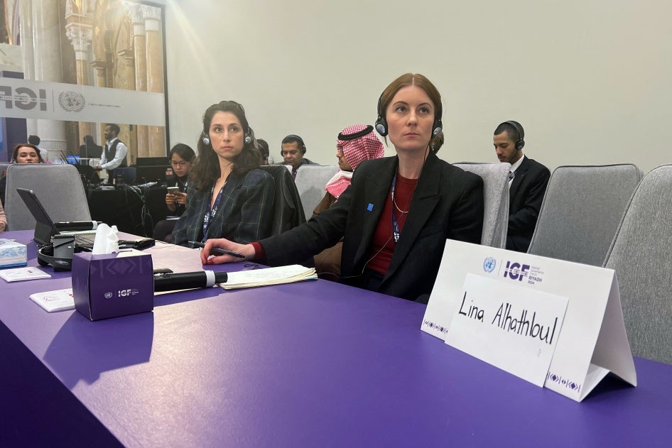 لافتة أمام مقعد فارغ للناشطة الحقوقية السعودية لينا الهذلول خلال "منتدى حوكمة الإنترنت" في الرياض، 18 ديسمبر/كانون الأول 2024.