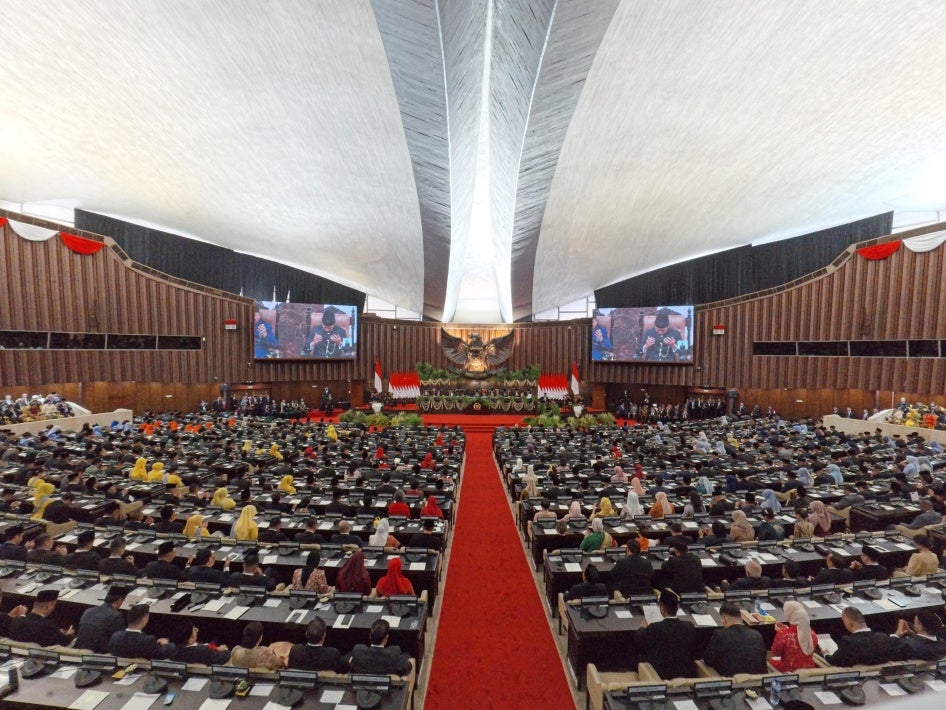 Des députés indonésiens écoutaient le discours d’investiture du président élu, le général à la retraite Prabowo Subianto, dans la Chambre des représentants du Parlement à Jakarta, le 20 octobre 2024.