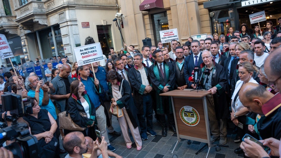 İstanbul Barosu avukatları, tutuklu İBB Başkanı Ekrem İmamoğlu'nun avukatı Mehmet Pehlivan’ın tutuklanmasını ve diğer avukatların gözaltına alınmasını ve tutuklanmasını protesto etti. İstanbul, 23 Haziran 2025.