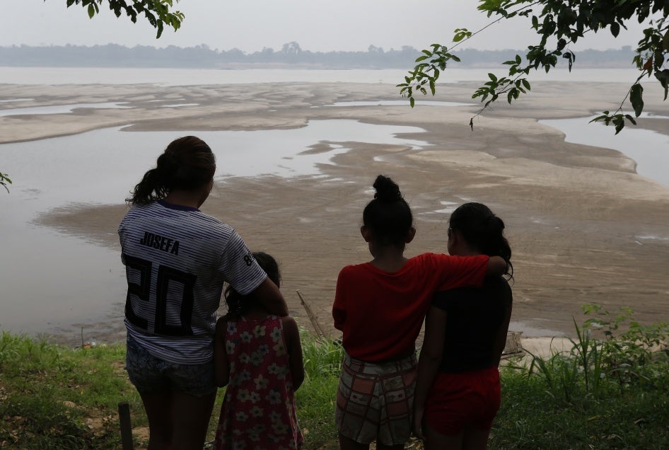 Los residentes observan el río Madeira, un afluente del río Amazonas, en medio de una sequía en Humaitá, Brasil, el 7 de septiembre de 2024.