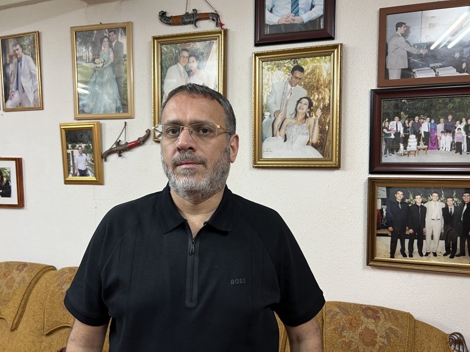رجا خطیب، وکیل و شهروند فلسطینی اسرائیل، همسر، دو دختر، و همسر برادرش را پس از انفجار یک موشک ایرانی بر سقف خانه‌شان در شهر فلسطینی طمره در شمال اسرائیل در ۲۴ خرداد ۱۴۰۴ از دست داد. 