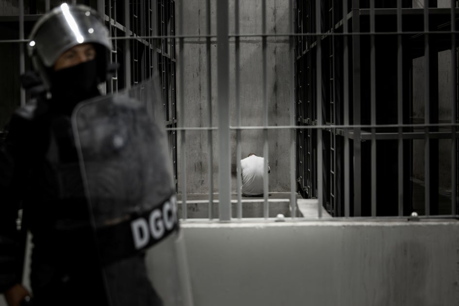 Un migrante venezolano, supuestamente vinculado a organizaciones criminales, sentado en una celda en el CECOT, el 16 de marzo de 2025, en Tecoluca, El Salvador.