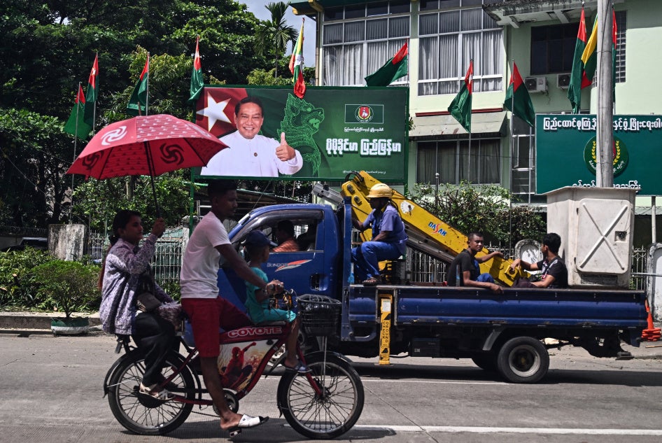 Eine Werbetafel zeigt den Vorsitzenden der vom Militär unterstützten Union Solidarity and Development Party vor Beginn des Wahlkampfes für die Wahlen der Junta in Yangon am 27. Oktober 2025.