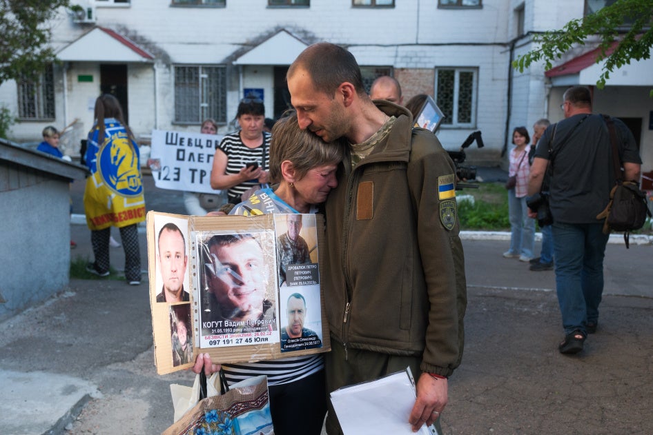 Un soldat ukrainien précédemment détenu par les forces russes, et libéré dans le cadre d'un échange de prisonniers entre les deux pays, étreignait une femme dont des proches avaient disparu, à Tchernihiv, en Ukraine, le 23 mai 2025.