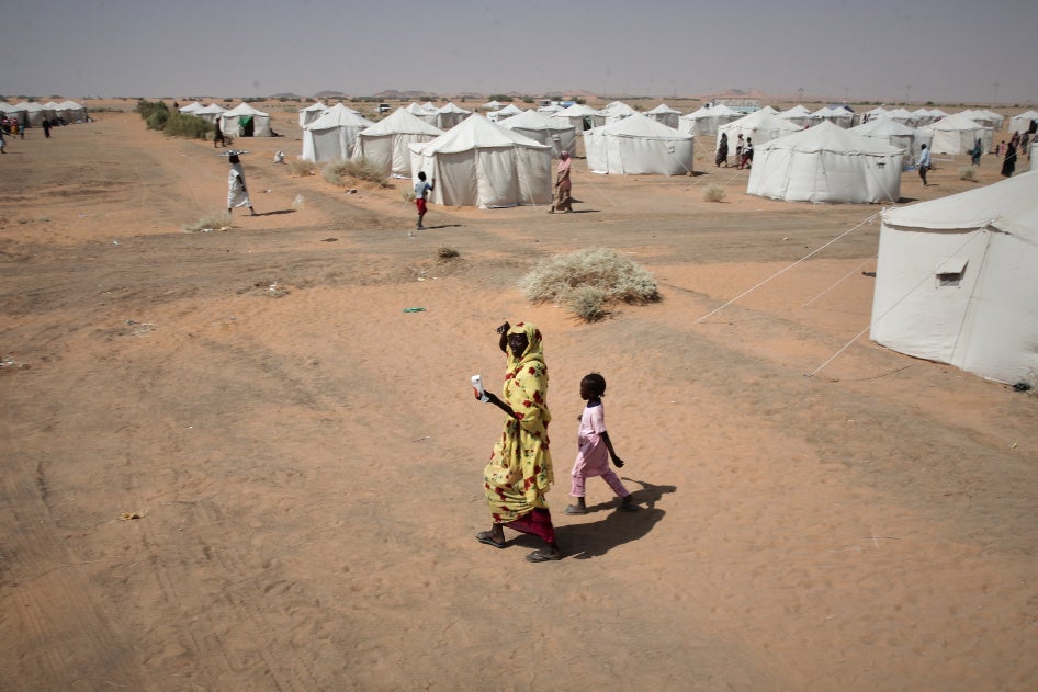 نازحون من دارفور في مخيم العفاض في مدينة الدبة، السودان، 13 نوفمبر/تشرين الثاني 2025.