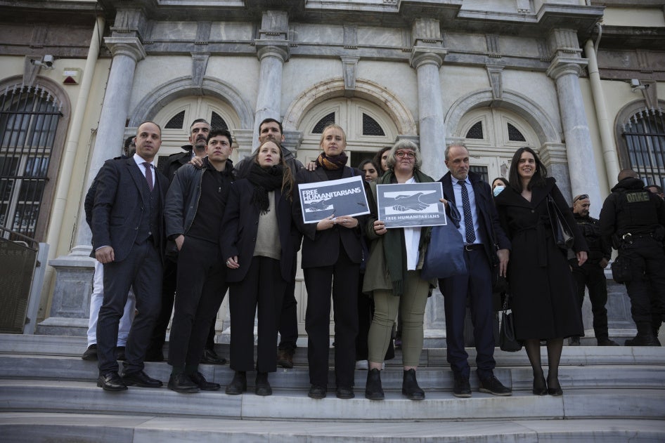 Des avocats de travailleurs humanitaires poursuivis pour leurs opérations de sauvetage en Méditerranée, ainsi que d’autres personnes exprimaient leur soutien aux 24 accusés, sur les marches du tribunal de Mytilène, sur l'île grecque de Lesbos aux abords de la mer Égée, le 13 janvier 2023.