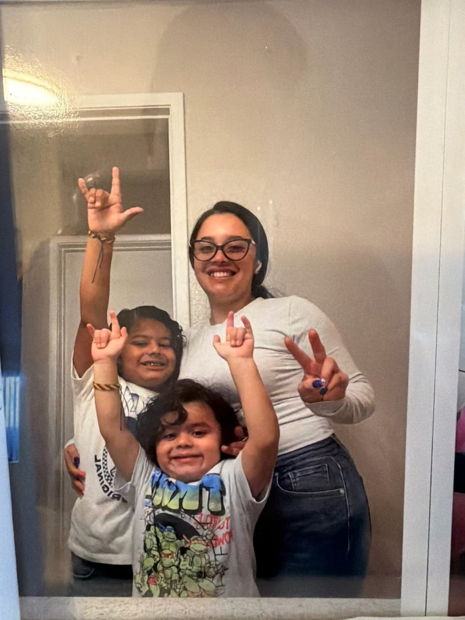 Lesly Rodríguez Gutiérrez (R) y sus dos hijos, de cinco y seis años, fueron detenidos por ICE en San Francisco, California, Estados Unidos, el 3 de marzo de 2026.