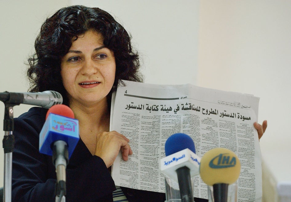 Yanar Mohammed, fondatrice de l'Organisation pour la liberté des femmes en Irak, s'adressait à des journalistes lors d’une conférence de presse à Bagdad, le 28 juillet 2005. Yanar Mohammed a été assassinée devant son domicile à Bagdad, le 2 mars 2026.