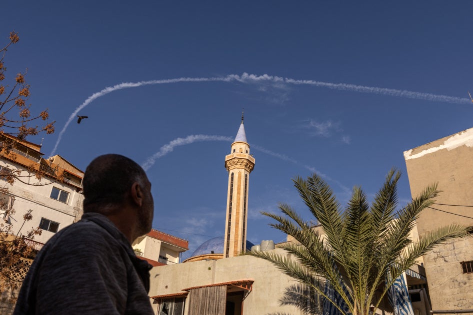 Kondensstreifen von israelischen Kampfflugzeugen am Himmel über Tyros, Libanon, 24. März 2026.