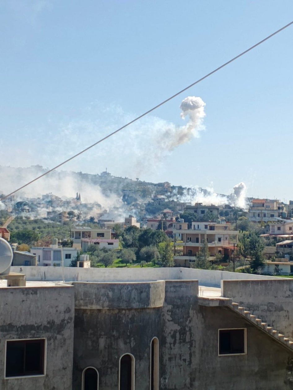 Al menos dos municiones de fósforo blanco lanzadas por artillería explotan en el aire sobre un barrio residencial de la localidad de Yohmor, en el sur del Líbano, el 3 de marzo de 2026.