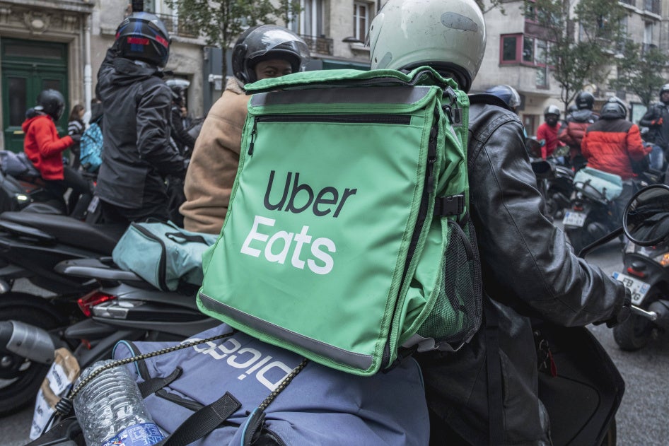 Des livreurs d'Uber Eats ont manifesté à la suite de la suppression massive de centaines de comptes à Paris, en France, le 1er octobre 2022.