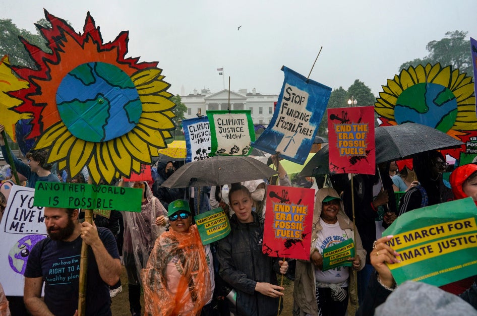 Des militants pour le climat organisent un rassemblement pour dénoncer l'utilisation des énergies fossiles à l'occasion de la Journée de la Terre, devant la Maison Blanche, le 22 avril 2023, à Washington, DC.