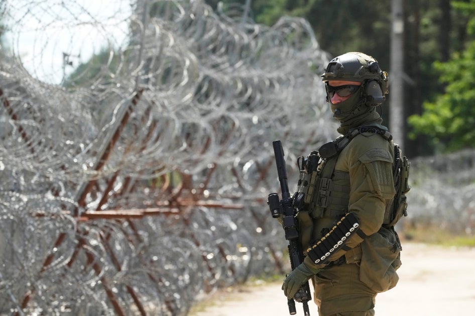 Una guardia di frontiera polacca accanto a una recinzione di filo spinato a Polowce (Polonia), al confine tra Polonia e Bielorussia. 21 luglio 2025. © 2025 AP Photo/Czarek Sokolowski