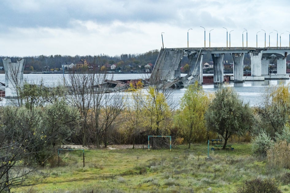 Le pont Antonovsky à Kherson, dans le sud-est de l’Ukraine, photographié le 16 novembre 2022, quelques jours après sa destruction partielle par l'armée russe lors de son retrait de cette ville.