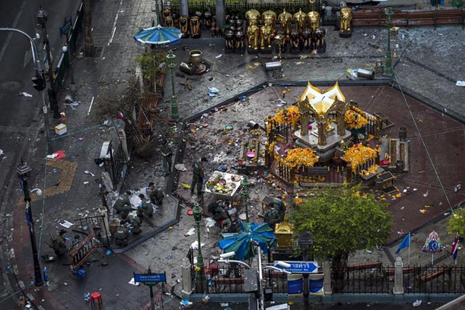 鉴识专家在泰国曼谷市中心四面佛庙爆炸命案现场进行调查，2015年8月18日