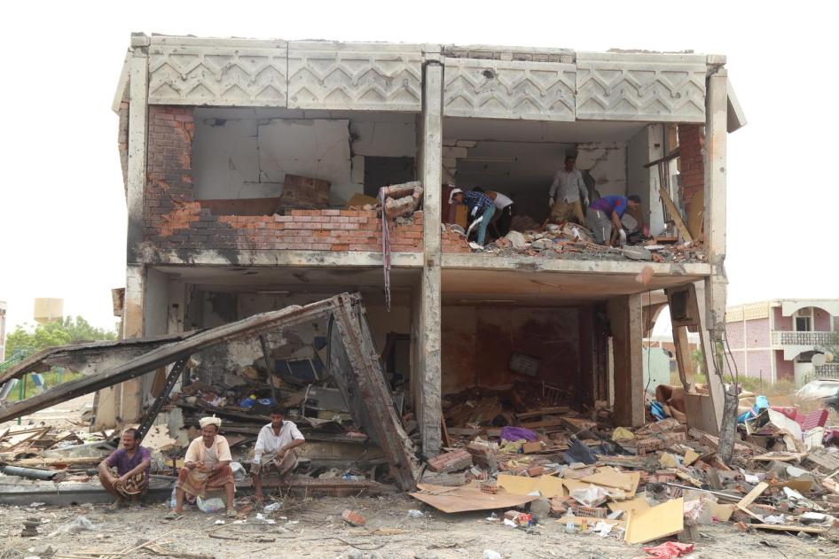 Men dig through rubble at a residential compound housing employees of the Mokha Steam Power Plant and their families that was struck by six bombs dropped by warplanes of the Saudi-led coalition, killing 57 people in Mokha, Yemen on July 24, 2015. 
