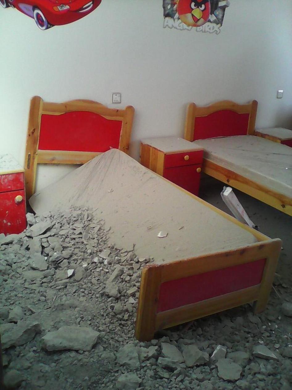Rubble and debris litter a third-floor bedroom in the the al-Noor Center for the Blind that following a Saudi-led coalition airstrike in Sanaa, Yemen on January 5, 2016.  © 2016 Abdullah Qaid/Human Rights Watch