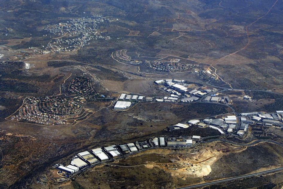 "بركان"، في الضفة الغربية المحتلة، مستوطنة سكنية ومنطقة صناعية إسرائيلية تضم نحو 120 مصنعا تصدر حوالي 80 بالمئة من منتجاتها إلى الخارج. في الخلفية، تبدو قرية قراوة بني حسن. © 2004 ديفيد سيلفرمان 