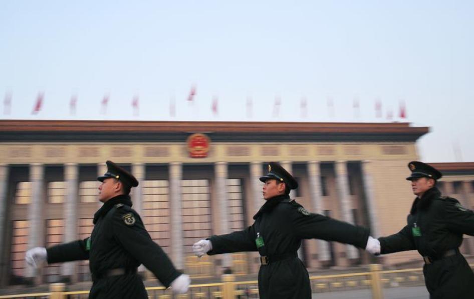 一队卫兵在人民大会堂外巡逻，2015年3月5日。