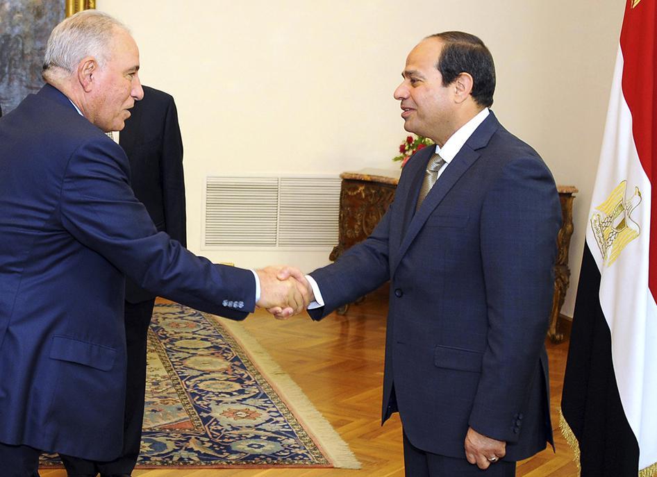 الرئيس المصري عبد الفتاح السيسي، يمينا، يصافح وزير العدل الجديد أحمد الزند أثناء حفل أداء اليمين، القاهرة ـ مصر، 20 مايو/أيار 2015. 