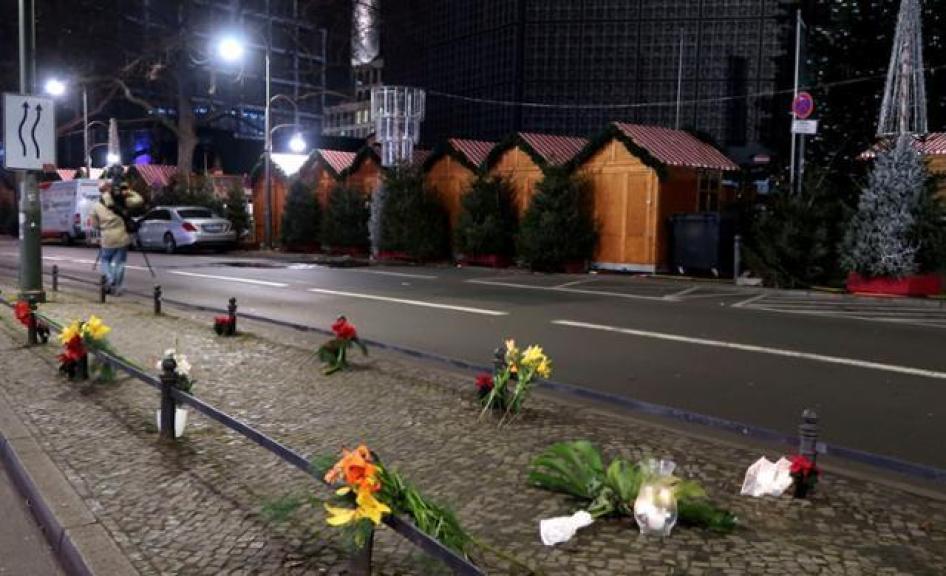  Kerzen und Blumen auf dem Berliner Weihnachtsmarkt am Breitscheidplatz, Deutschland, 20. Dezember 2016.