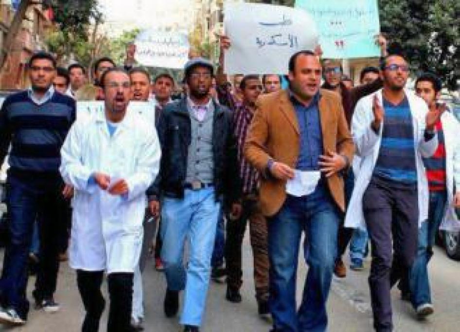 طاهر مختار خلال مظاهرة في الاسكندرية عام 2013  