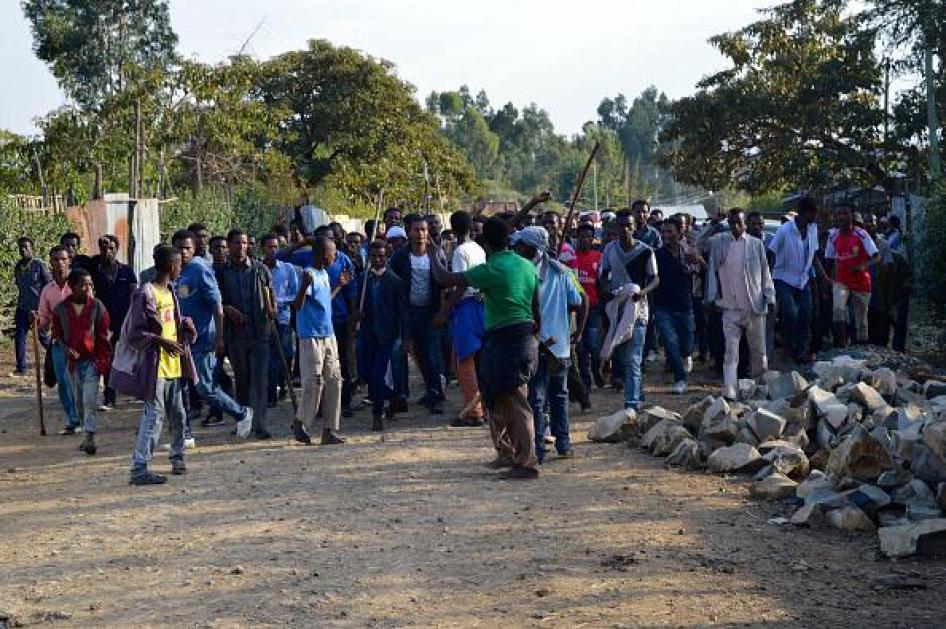 የኢትዮጵያ መንግስት የጸጥታ ሀይሎች ከአዲስ አበባ 60 ኪሜ ርቀት ላይ በምትገኛው ኦሎንኮሚ ከተማ ዉስጥ በሰልፈኞች ላይ ድንገተኛ ተኩስ ከከፈቱ በኋላ የኦሮሞ ተወላጆች ቁጣቸዉን በአደባባይ ላይ ሰልፍ ሲገልጹ። ታህሳስ 25 ቀን 2006 ዓም።