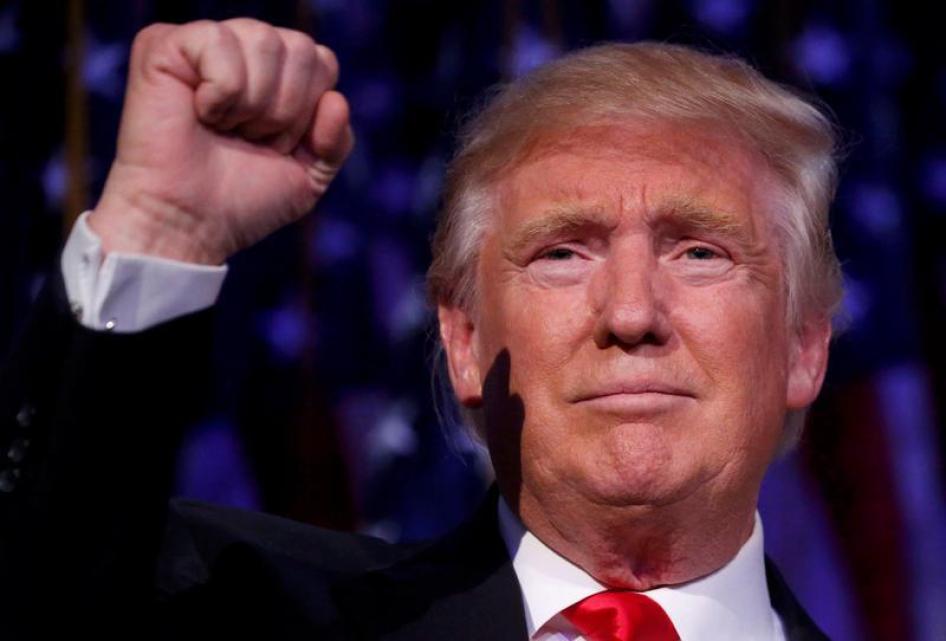 Le président élu des États-Unis, Donald Trump fait signe à ses partisans à New York dans la nuit du 8 au 9 novembre 2016, peu après sa victoire électorale.