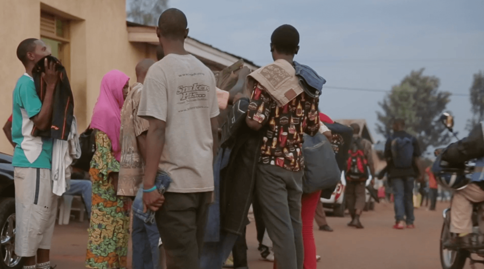 Des vendeurs ambulants à l'extérieur de la gare routière de Nyabugogo à Kigali, en août 2014.