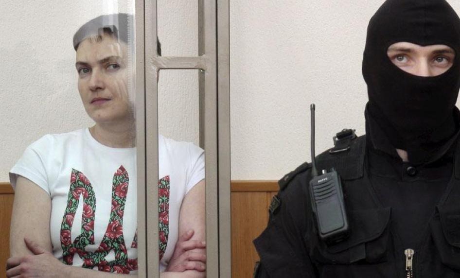 Надежна Савченко в стеклянной клетке во время чтения приговора в Донецким городским судом (Ростовская область, Россия). 21 марта 2016 г.