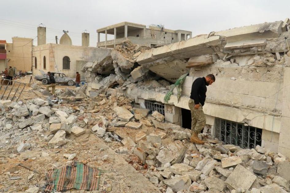 أشخاص يتفقدون مسجدا متضررا إثر غارة جوية على قرية الجينة التي تسيطر عليها المعارضة المسلحة، محافظة حلب في شمال غرب سوريا. 17 مارس/آذار 2017.  