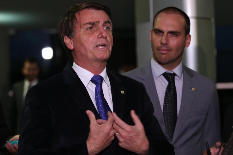 Os deputados Jair Bolsonaro e Eduardo Bolsonaro falam com a imprensa.
