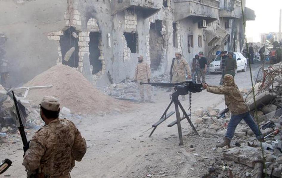 Des combattants de l'Armée nationale libyenne, qui soutient le gouvernement provisoire situé à al-Bayda dans l’est du pays, lors d’affrontements avec des combattants du Conseil de la Shura des révolutionnaires de Benghazi (BRSC) – une coalition de milices