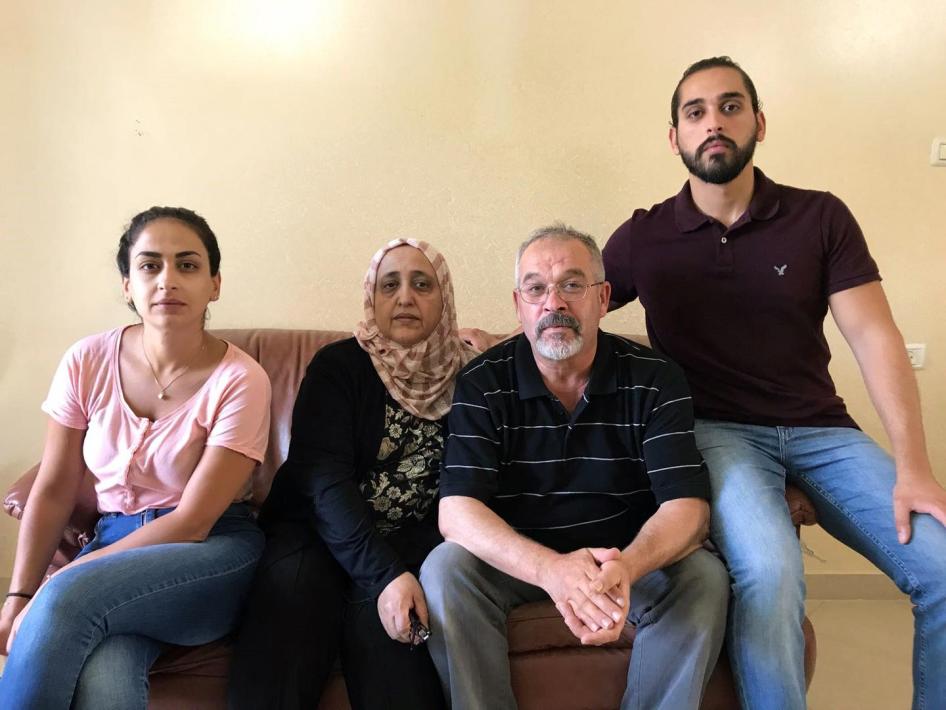 Wael Kawamleh, un&nbsp;résident palestinien de Jérusalem-Est, et son épouse, Faheema al-Saedi, entourés de leurs enfants Khulood et Fayez, dont les demandes d'un permis de résidence ont été refusées par les autorités israéliennes.