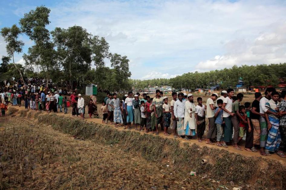 Des réfugiés rohingyas ayant fui la Birmanie font la queue afin de recevoir des couvertures distribuées&nbsp;dnas le&nbsp;camp de Kutupalong, près de Cox's Bazar, au Bangladesh, le 10 décembre 2017.