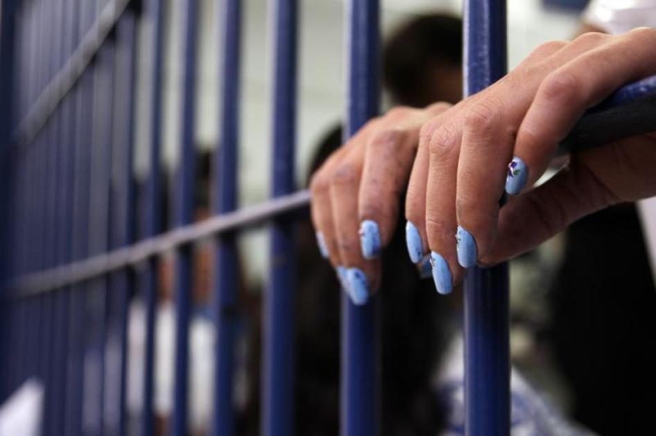 Unhas pintadas de uma presa no presídio feminino em Brasília, Brasil. 3 de agosto de 2011.