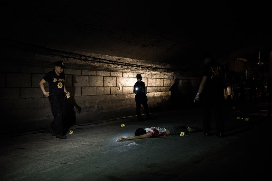 警方专家在马尼拉宾侬度大桥下进行犯罪现场鉴识，三名毒贩在警方钓鱼行动中遭击毙于此，2016年12月5日。