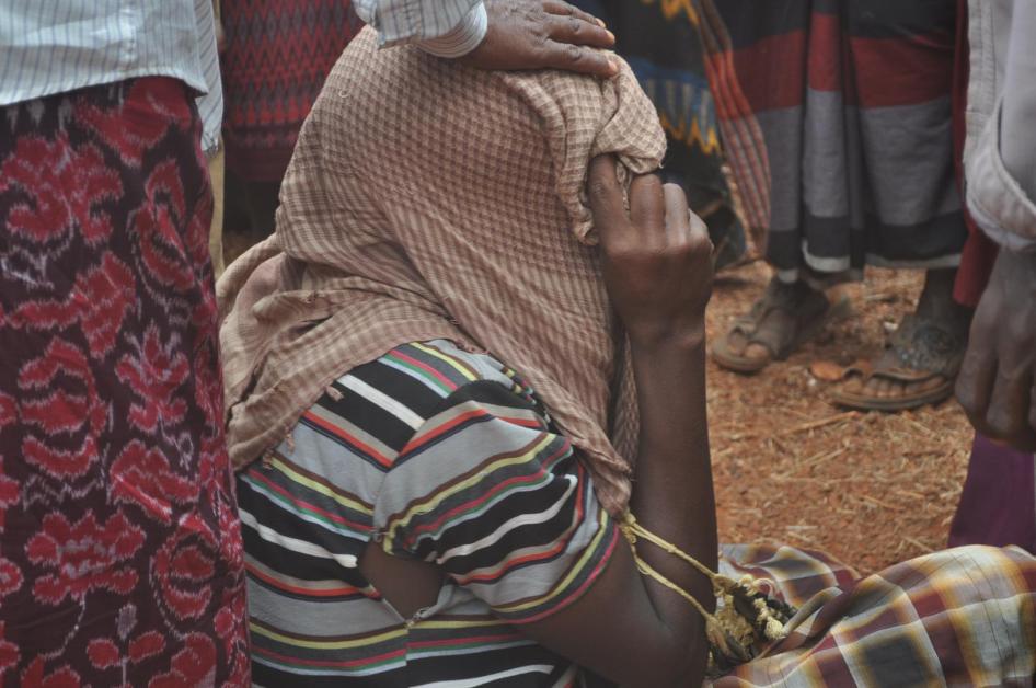 Nin kamid ah qaraabada 14-kii qof ee shacabka ahaa oo ay kujireen odayaal dhaqameed, culimo, macallimiin Quraan ee lagu laayay tuulo yar oo ka tirsan gobalka Baay ee Koonfur-galbeed Soomaaliya ayaa ku murugoonayo goobta.