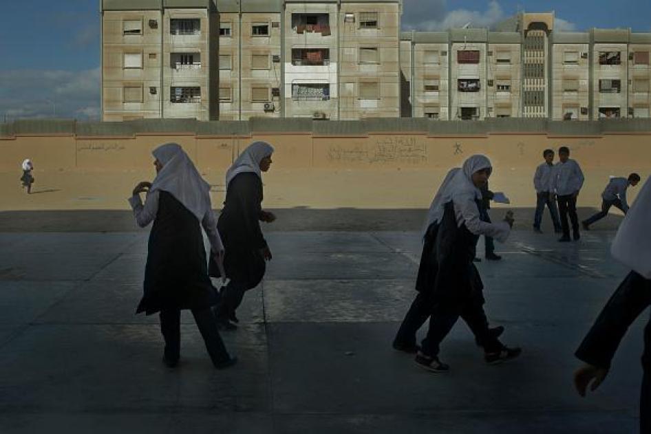  الأطفال النازحون بسبب النزاع في بنغازي یحضرون مدارس في مصراتة، لیبیا، تشرین الثاني / نوفمبر 2014.