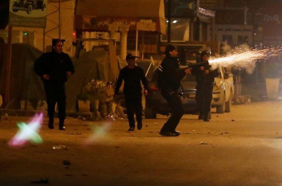 Des policiers tirent des gaz lacrymogènes en direction de personnes participant à une manifestation contre la hausse de prix de biens de consommation et les augmentations d'impôts, à Tunis, le 10 janvier 2018.