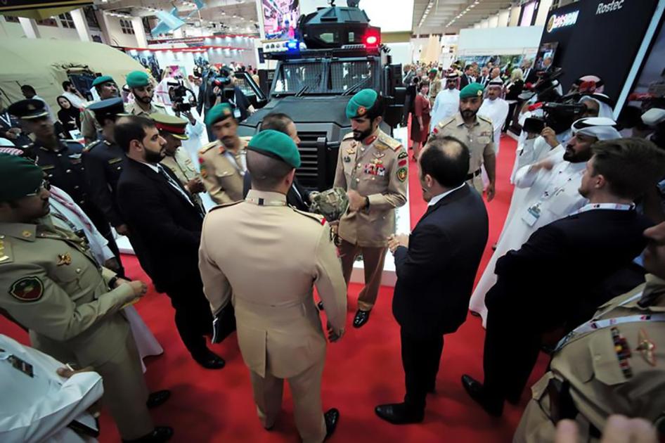 Le Brigadier Cheikh Nasser bin Hamad al Khalifa, Chef du protocole et représentant du roi de Bahreïn,&nbsp;photographié avec d'autres officiers et dignitaires&nbsp;lors du Salon internatioal de l'armement BIDEC tenu à Manama en octobre 2017.